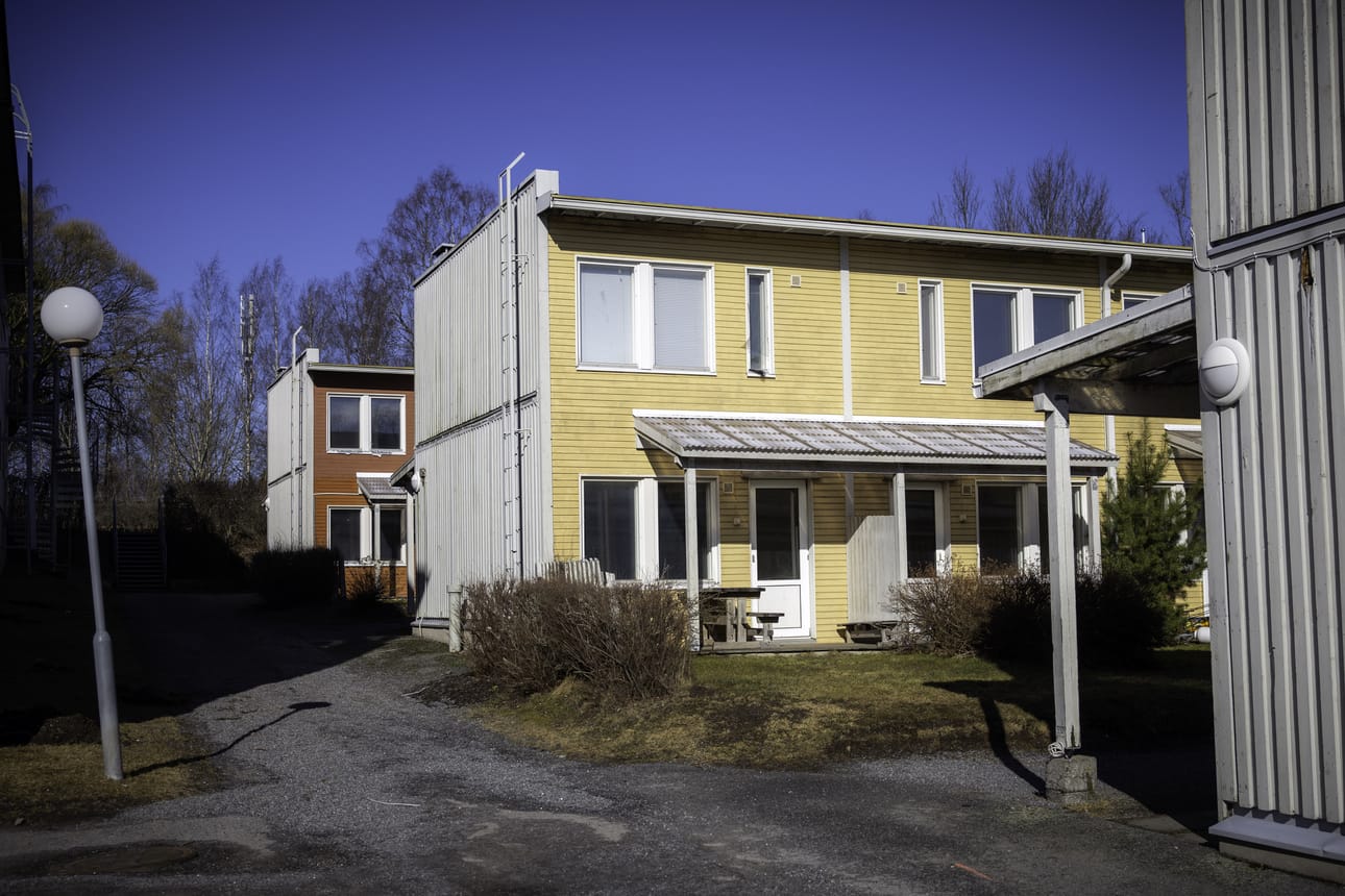 Ahventien opiskelijakylän vanhat ja huonokuntoiset rivitalot puretaan. Työ alkaa sisäpuolisilla haitta-ainepuruilla vapun jälkeen.