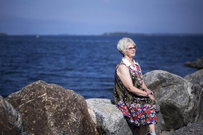Ritva Koivisto kertoo Suupohjan sotaorpojen ja kaatuneiden omaisten kokoontuvan pari kertaa vuodessa. Torstaina he vierailivat Vaasassa ihastelemassa muun muassa Raippaluodon siltaa. Koivisto kertoo, että sotaorvot tuntevat edelleen voimakasta yhteenkuuluvuuden tunnetta. KUVA: JARNO PELLINEN