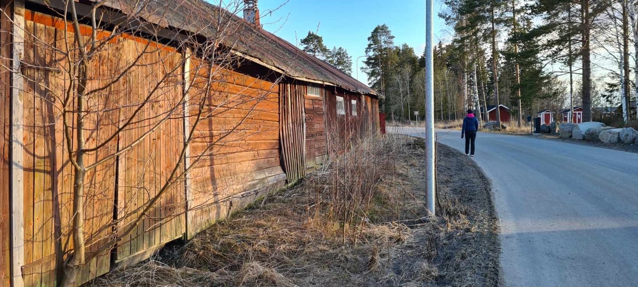 Kyse on Antilantien varrella olevasta ulkorakennuksesta. Kuva on viime vuoden keväältä, jolloin purkutöitä ei oltu vielä aloitettu.