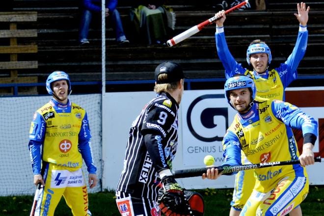 Ville Posti joukkueineen joutui taipumaan JymyJusseille Kitrolla sunnuntaina, taustalla Miika Keski-Petäjä ja Nestori Yli-Sissala. KUVA: MARKKU TURPELA
