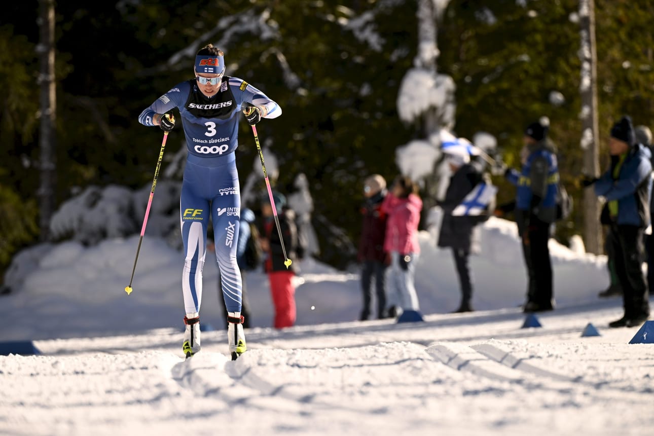 Suomen Kerttu Niskanen hiihti uudenvuodenpäivänä Italian Toblachissa 15 kilometrin perinteisen tavan takaa-ajokisassa maaliin kolmantena. LEHTIKUVA / Emmi Korhonen