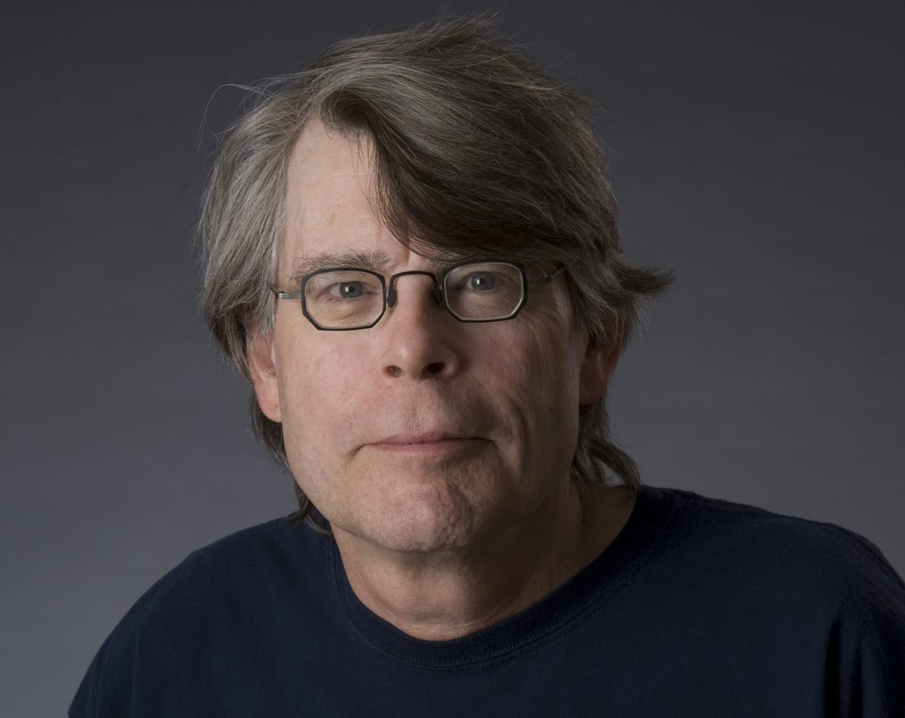 Stephen King (s. 1947) on yksi maailman tunnetuimmista kirjailijoista. Hänen ensimmäinen romaaninsa Carrie ilmestyi 1974.