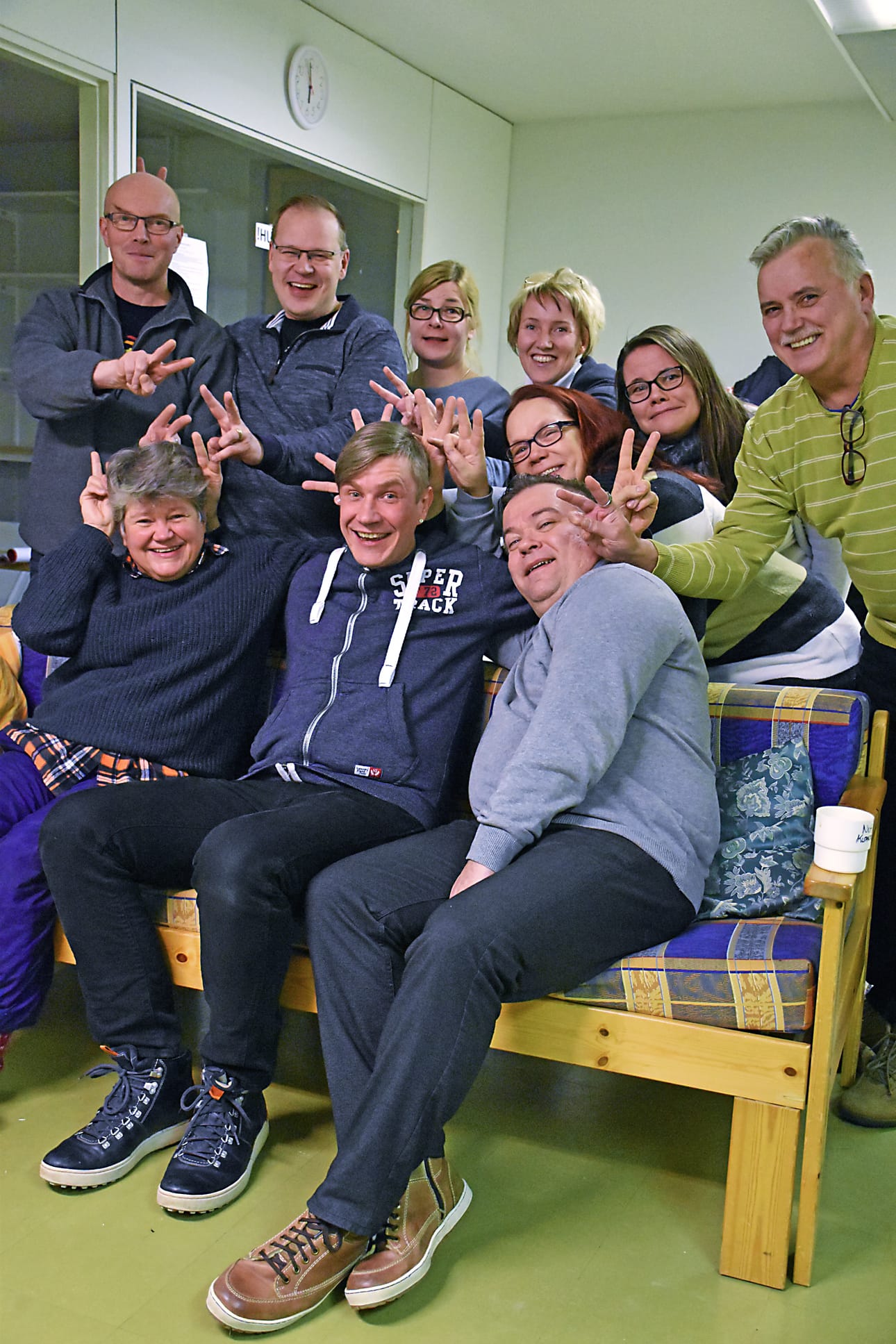 Jäniksen vuoden ensimmäisiin lukuharjoituksiin kokoontunut porukka yhteiskuvassa. Keskellä ohjaaja Antti Hovilainen.