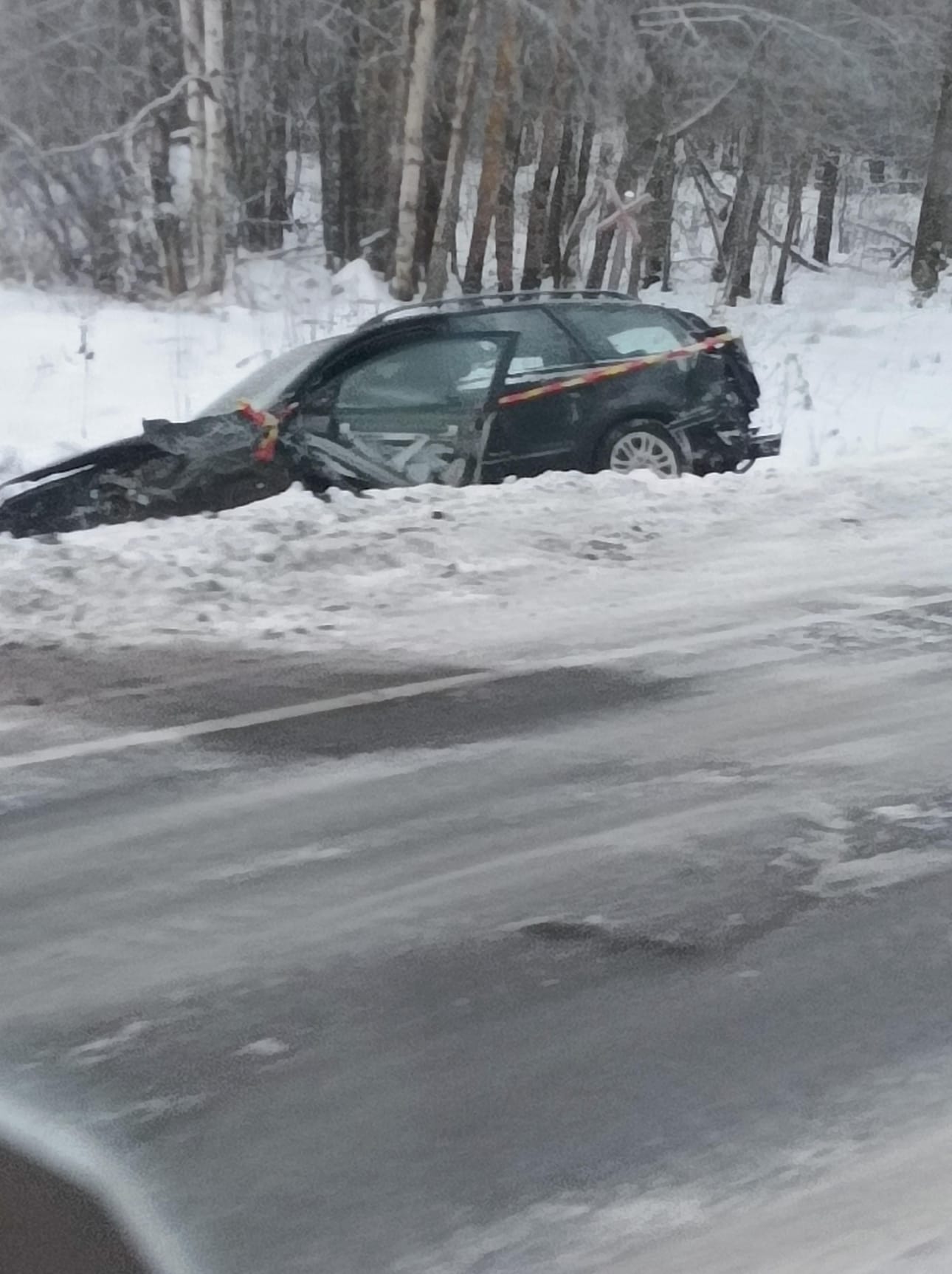 Kolarin jälkiä valtatie kahdeksalla Limingassa. Kolme ihmistä vietiin jatkohoitoon sairaalaan.
