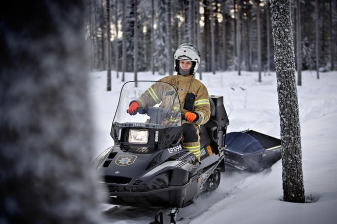 Pelastuslaitoksen kelkkoja huolletaan varman päälle, akut ovat heikoimpia lenkkejä pakkasilla. Palomies Timo Fält testasi kelkkaa Seinäjoen paloaseman viereisessä maastossa keskiviikkona. KUVA: TOMI KOSONEN