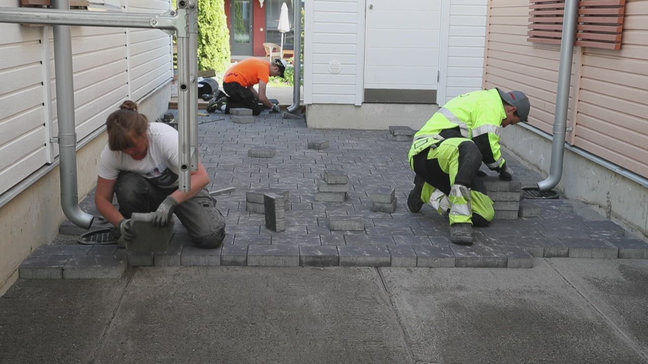Viherrakentamisen ammattilainen kertoo vinkit pihakiveytysten tekoon