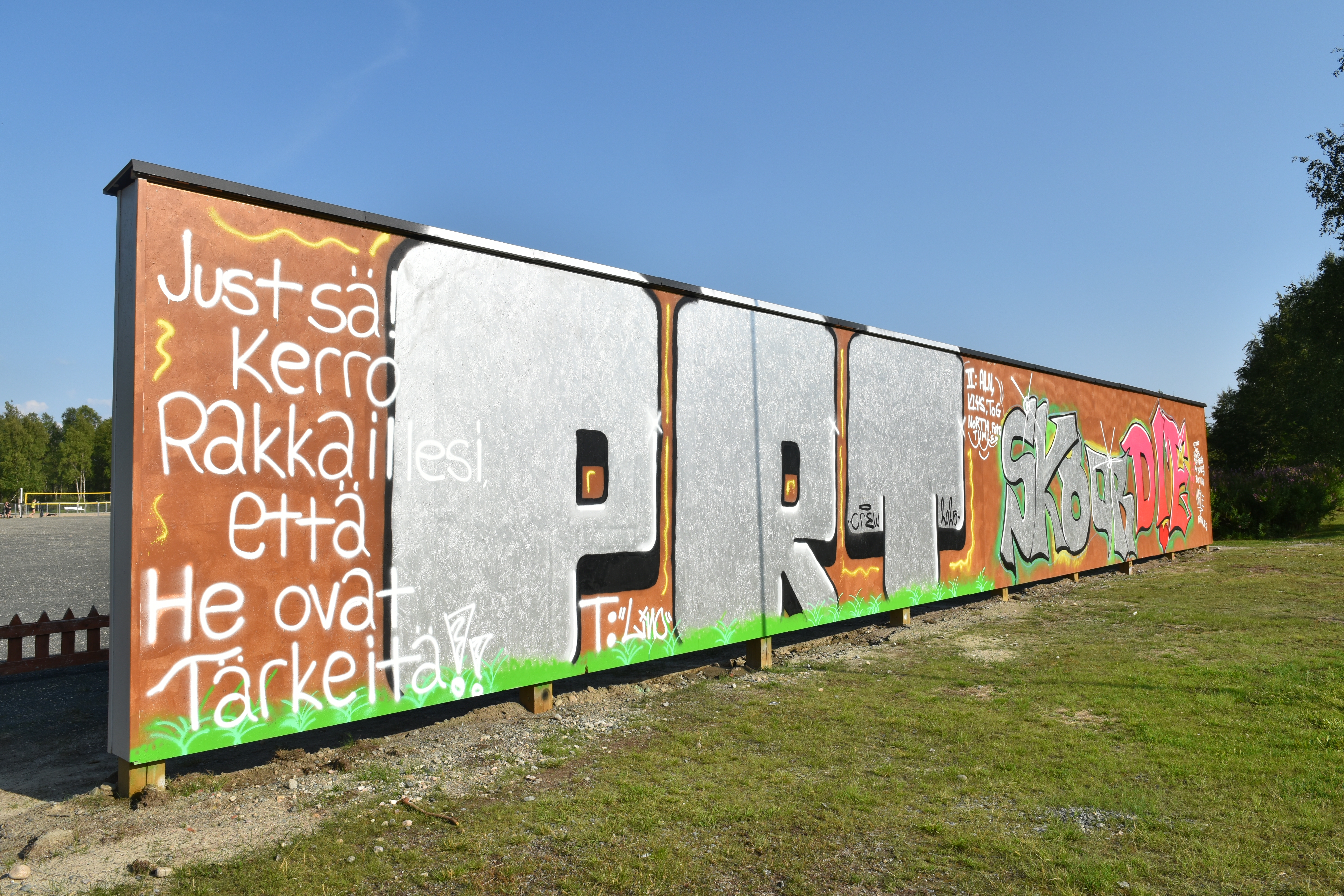 Laillinen graffitiseinä sai heti hyvän vastaanoton Kuusamossa – Seinä on tarkoitettu kaikenlaiselle taiteelle ja kaikenikäisille taiteilijoille
