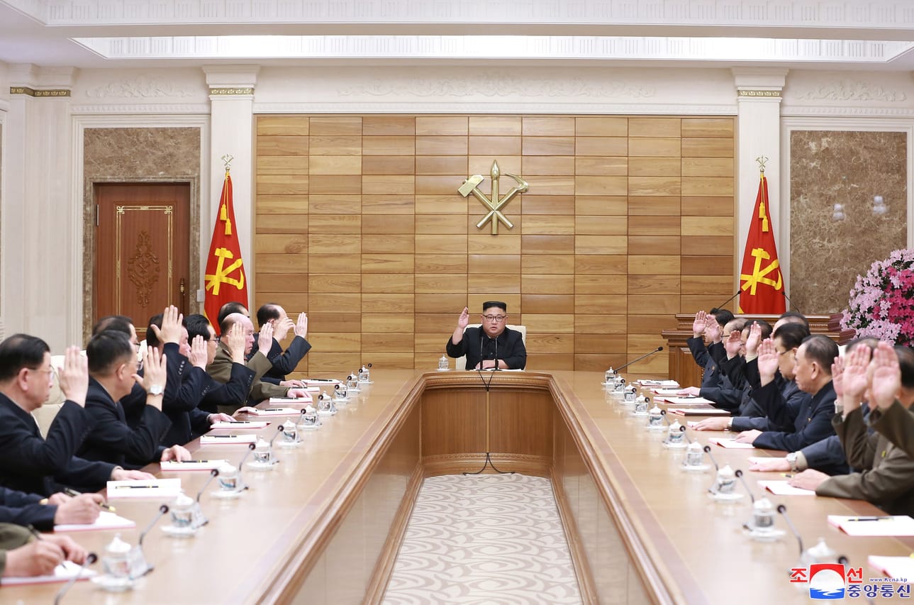 Pohjois-Korean diktaattori Kim Jong-un (kesk.) on arvioiden mukaan vahvistamassa entisestään valtaansa maassa.