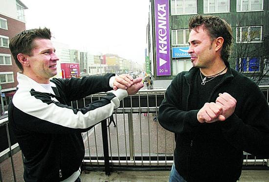 Mika Myllymäki (vas.) ja Pertti Järvenpää haluavat tuoda uutta poltetta oululaiseen pesäpalloiluun.