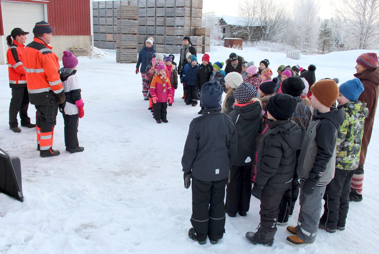 Tilavierailun aloittivat Paavolan koulun esikoulun sekä ensimmäisen ja toisen luokan oppilaat.