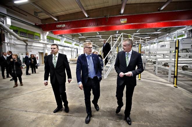 CLT-Finlandin toimitusjohtaja Markku Herrala toteaa, että yritys tuplasi tuotantomääränsä viime vuonna edelliseen vuoteen verrattuna ja hän arvioi, että samaa on odotettavissa kuluvasta vuodesta. Kuva tehtaan avajaisista vuonna 2017. Arkistokuvassa Jukka Peltokangas, Kimmo Tiilikainen sekä Markku Herrala. KUVA: TOMI KOSONEN