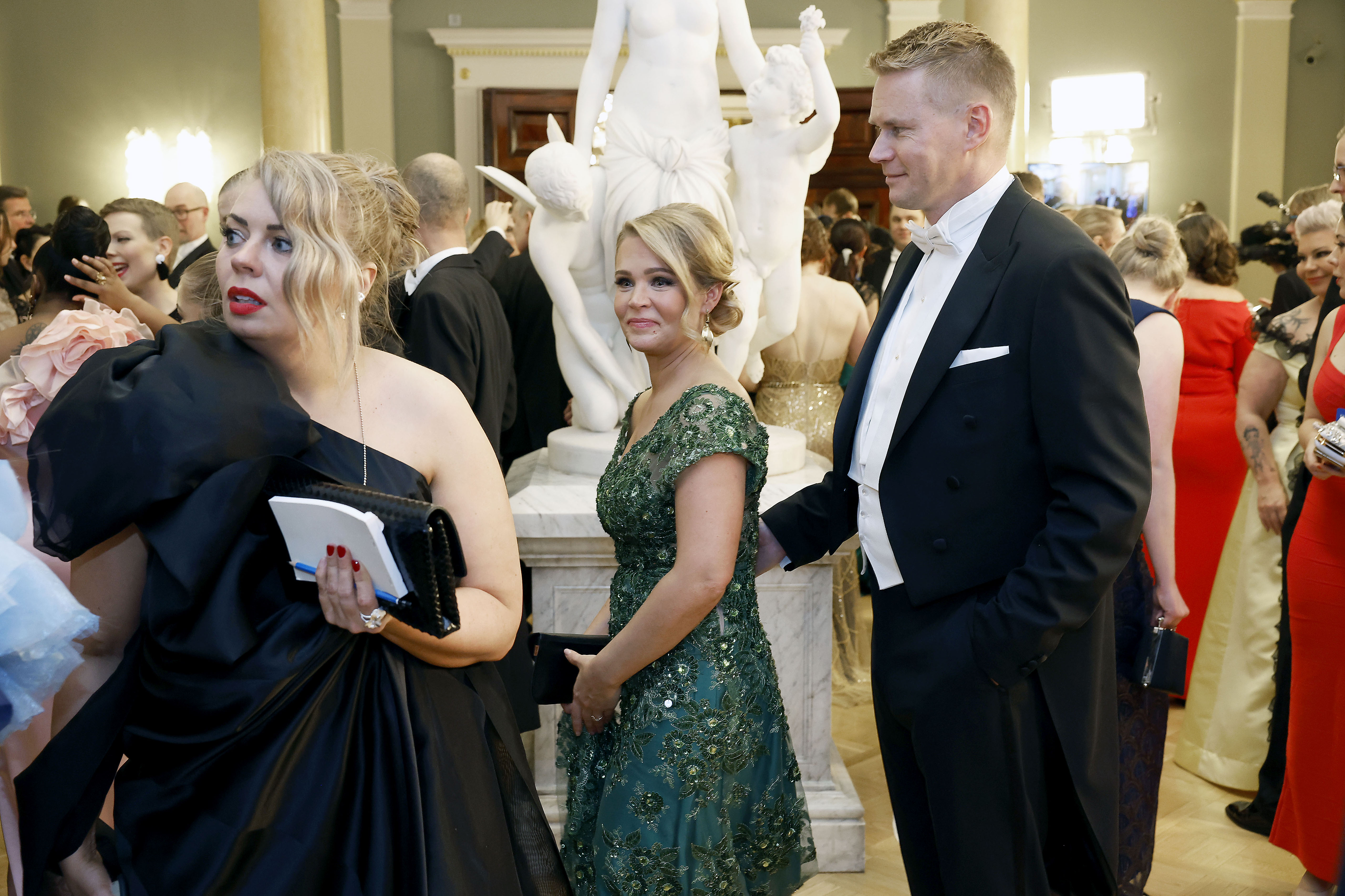 Lappi näkyy kansanedustaja Sara Seppäsen asussa ja koruissa korujen