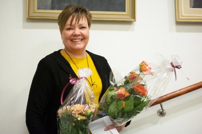 Alavuden kaupunki ja Osuuspankki ovat valinneet Kunnon kuntalaisen vuodesta 1982 lähtien. Tällä kertaa kukat ojennettiin Eija Ala-Vannesluomalle. KUVA: KAROLIINA SYRJÄ