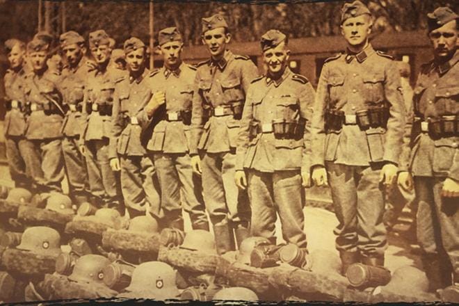 Kansallisarkiston selvityksen kannessa on kuva suomalaisista SS-miehistä valmiina marssimaan kohti itää alkukesällä 1941. KUVA: Kansallisarkisto / Olli Wikbergin kokoelma