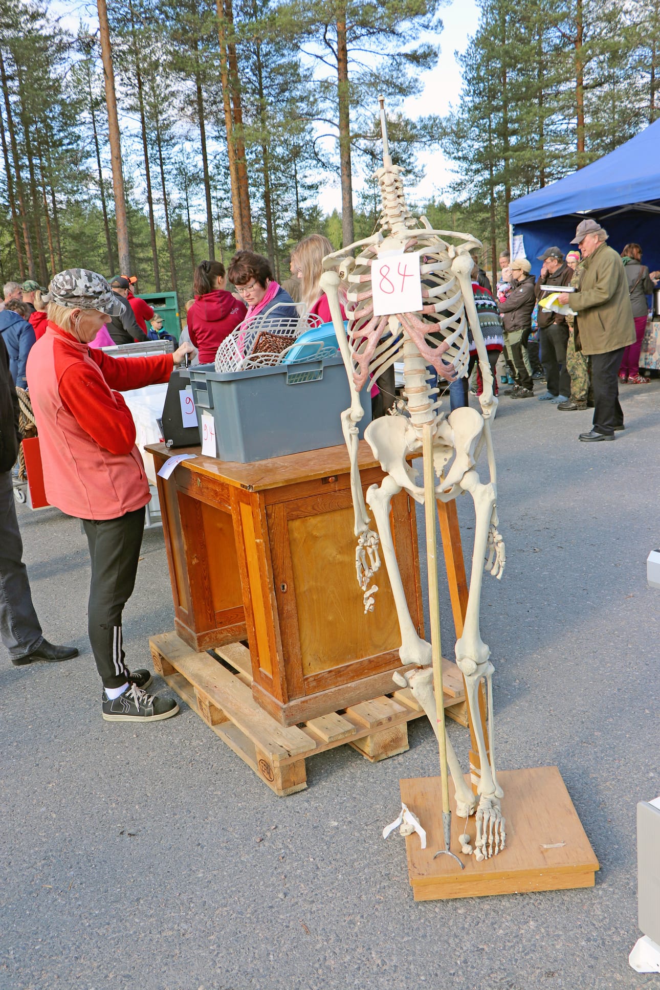 Tämä päätön luuranko sai uuden kodin huutokaupasta muutaman euron hintaan. Myös vanha opettajan pöytä oli myynnissä. Huutokauppapäivä oli myös sosiaalinen tapahtuma ja kuulumisia vaihdettiin toinen toistensa kanssa.
