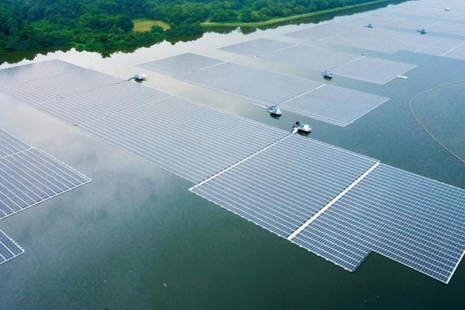Aurinko- ja tuulivoima lisäävät suosiota, mutta niiden tarjoama energia on kausiluonteista. Singaporessa aurinkosähköä tuottavat kelluvat paneelit. KUVA: LEHTIKUVA
