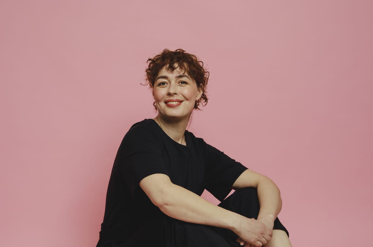 Petra Bühler on haminalaislähtöinen teatterimarkkinoinnin ammattilainen. Isän tyttö on hänen esikoisromaaninsa.