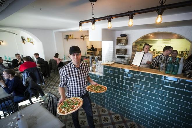 Pub Niskan emoyhtiön toimitusjohtaja Thomas Strandvikin mukaan ongelmat kassakoneen kanssa viivästyttivät ravintolan avaamista Vaasassa. Tekniset huolet saatiin selätettyä, ja ravitsemusliike avasi ovensa asiakkaille maanantai-iltana. KUVA: JARNO PELLINEN