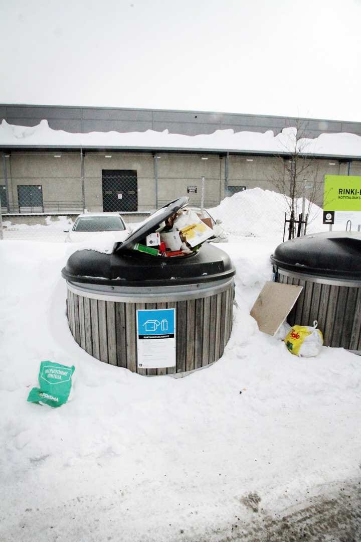 Vanhan kartonkisäiliön ei pitäisi olla enää käytössä. Ilmeisesti joku on tempaissut astian päällä olleen hupun pois.