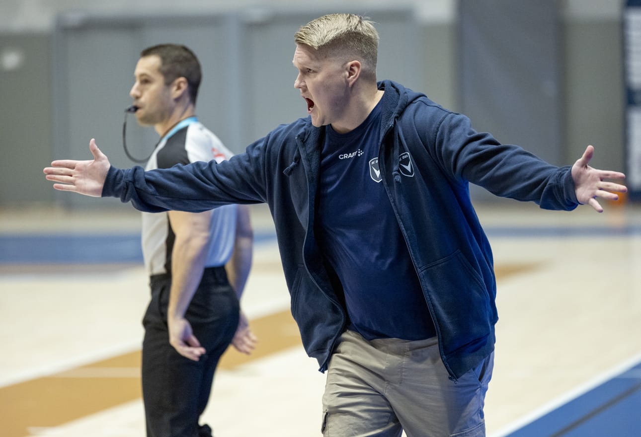 Päävalmentaja Aleksi Koskinen jatkaa työtään oululaisen koripallon eteen myös tulevina vuosina.