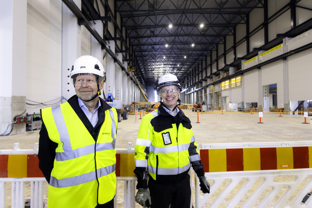 Hitachin toimitusjohtaja Matti Vaattovaara ja projektijohtaja Jussi Paananen esittelivät rakennustyömaata ensimmäisen kerran julkisuuteen. Tehtaan keskimmäisessä hallissa valmistetaan suurimmat muuntajat.