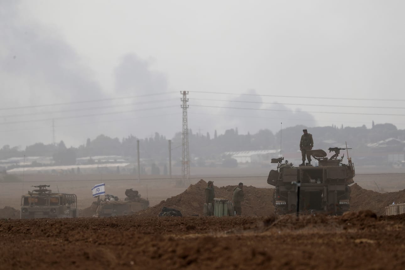 Israelin sotilaita Gazan rajan tuntumassa.