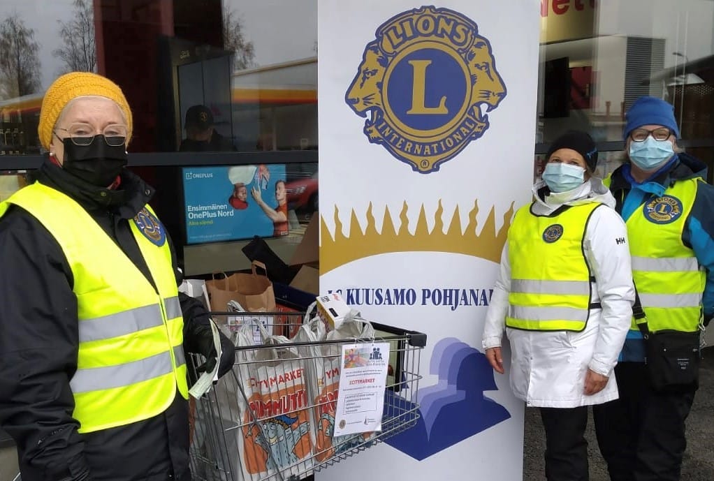 LC Kuusamo Pohjanakkojen leijonat Hilkka Paloniemi, Kirsti Ketola ja Tuula Kallunki toukokuussa 2021.