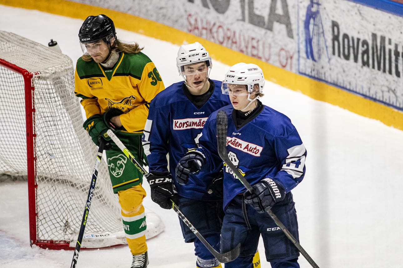 RoKin Leevi Karppinen tuulettelee avausmaalia.