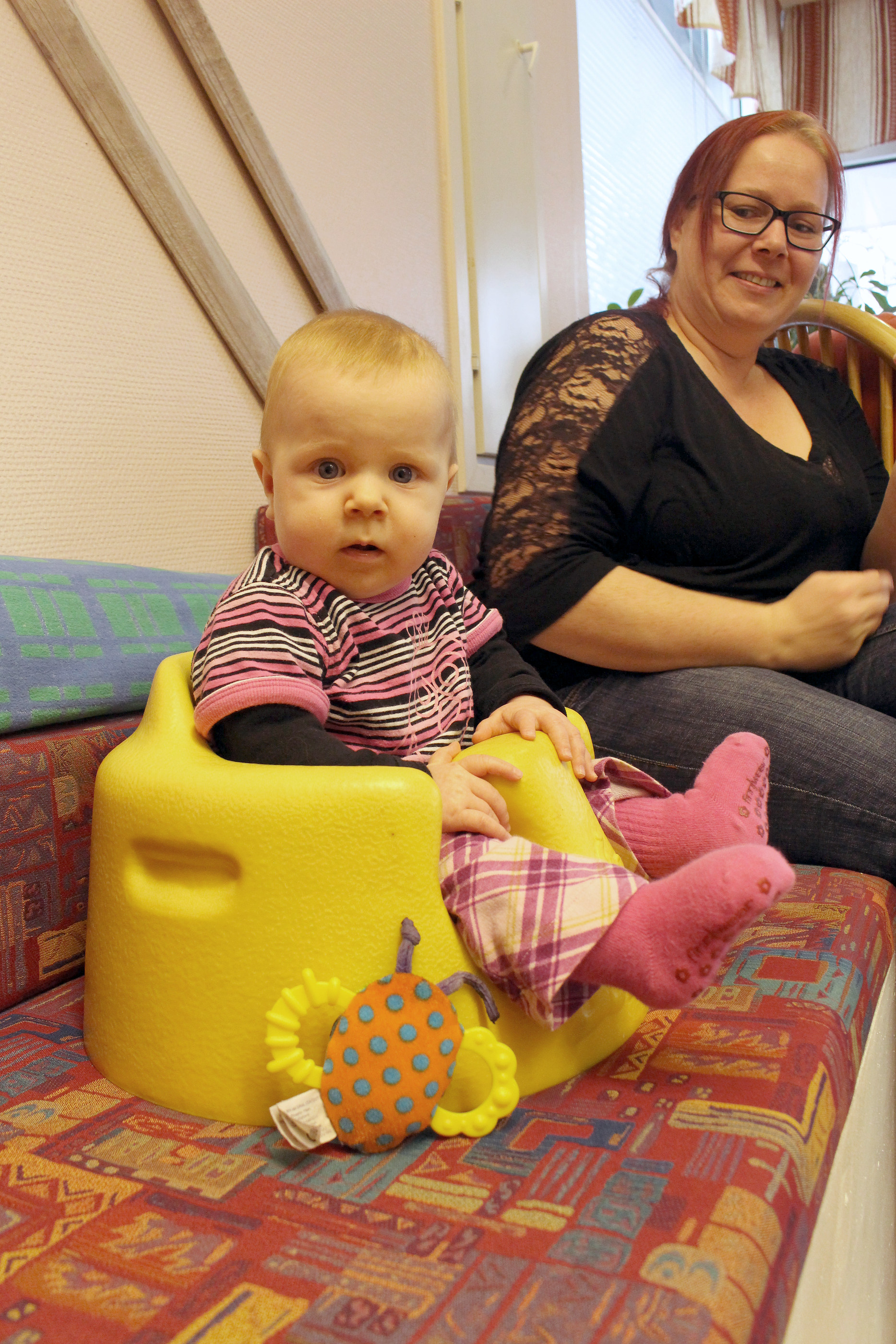 Ronja Ikola nautiskelee yhteisestä kerhohetkestä äitinsä Sannan kanssa.