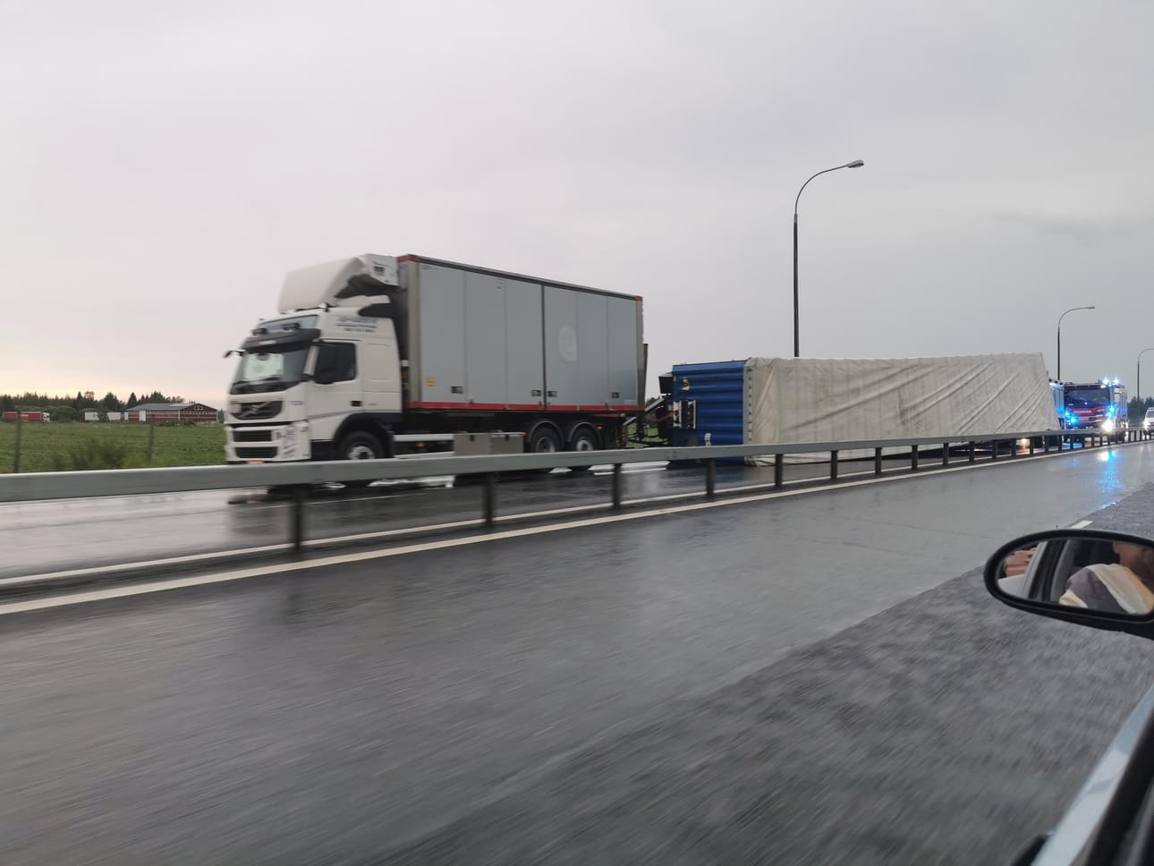 Lukijan lähettämä kuva moottoritieltä. Rekan perävaunu makaa kyljellään etelän suuntaisella kaistalla.
