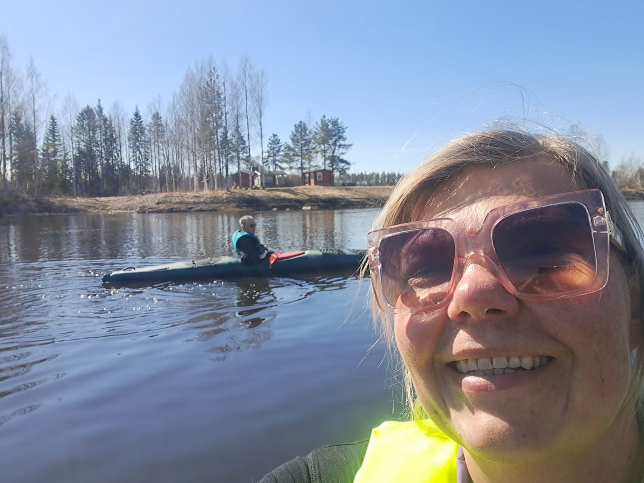 Elina Piippo ja Ahti Auno menivät veneellä ja kanootilla Matkanivasta Oulaisten keskustaan saakka.