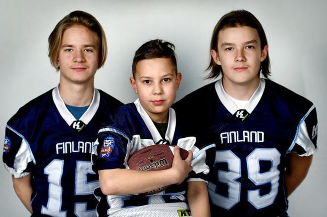 Seinäjoen Crocodilesin nuoret pelaajat Joona Mustikkamaa, Juho Pihlajamäki ja Veeti Kallio ovat valmiina puolustamaan Suomen värejä 15-vuotiaiden poikien joukkueessa kansainvälisessä jenkkifutisturnauksessa Floridan Orlandossa. KUVA: JOUKO HÄNNINEN