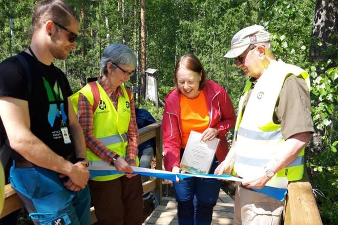 Kaupunginjohtaja Liisa Heinämäki leikkasi nauhan, jota pitelivät Tervajalkojen Seija ja Lauri Laine sekä Metsähallituksen edustaja Teemu Rauhala. KUVA: TIMO RINTALA