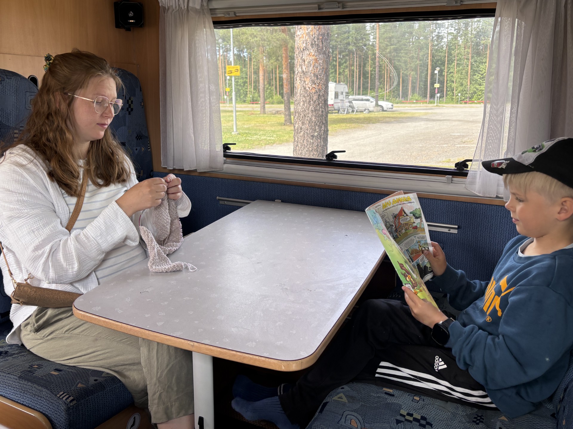 Viisihenkinen perhe palaa karavaanariksi joka kesä: "Parasta on rentous"
