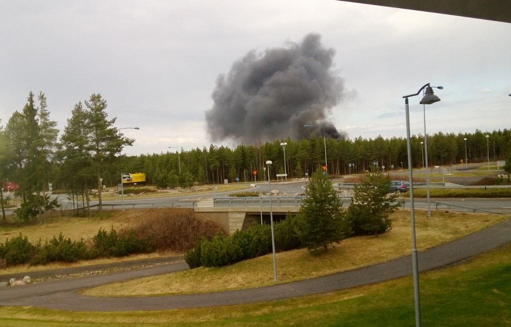 Musta savupilvi kohosi kohti taivasta Oulunsalossa tiistaina aamupäivällä.