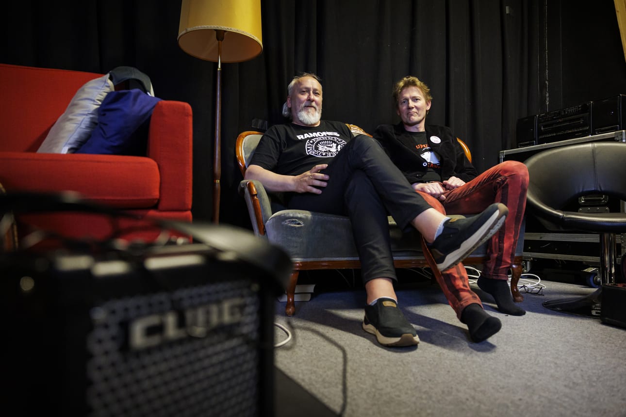 Timo Mikkola (vas.) tekee kappaleita Kaupungin kaunein -yhtyeelle nykyään Antti Nissisen kanssa. Mikkolan mukaan hänen tekstejään ei kannata ottaa liian vakavasti. Nissinen puolestaan sanoo, että hän ei osaa tehdä muita kuin vakavia tekstejä.
