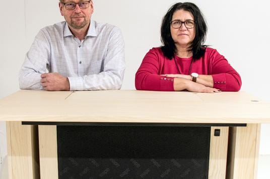 Vaikka monella yrityksellä menee nyt koronan takia huonosti, niin kauhajokelaisella Adealla menee hyvin, sanovat toimitusjohtaja Esa Mäkitalo ja myyntipäällikkö Mari Säntti. Kuvat: Jorma Havula