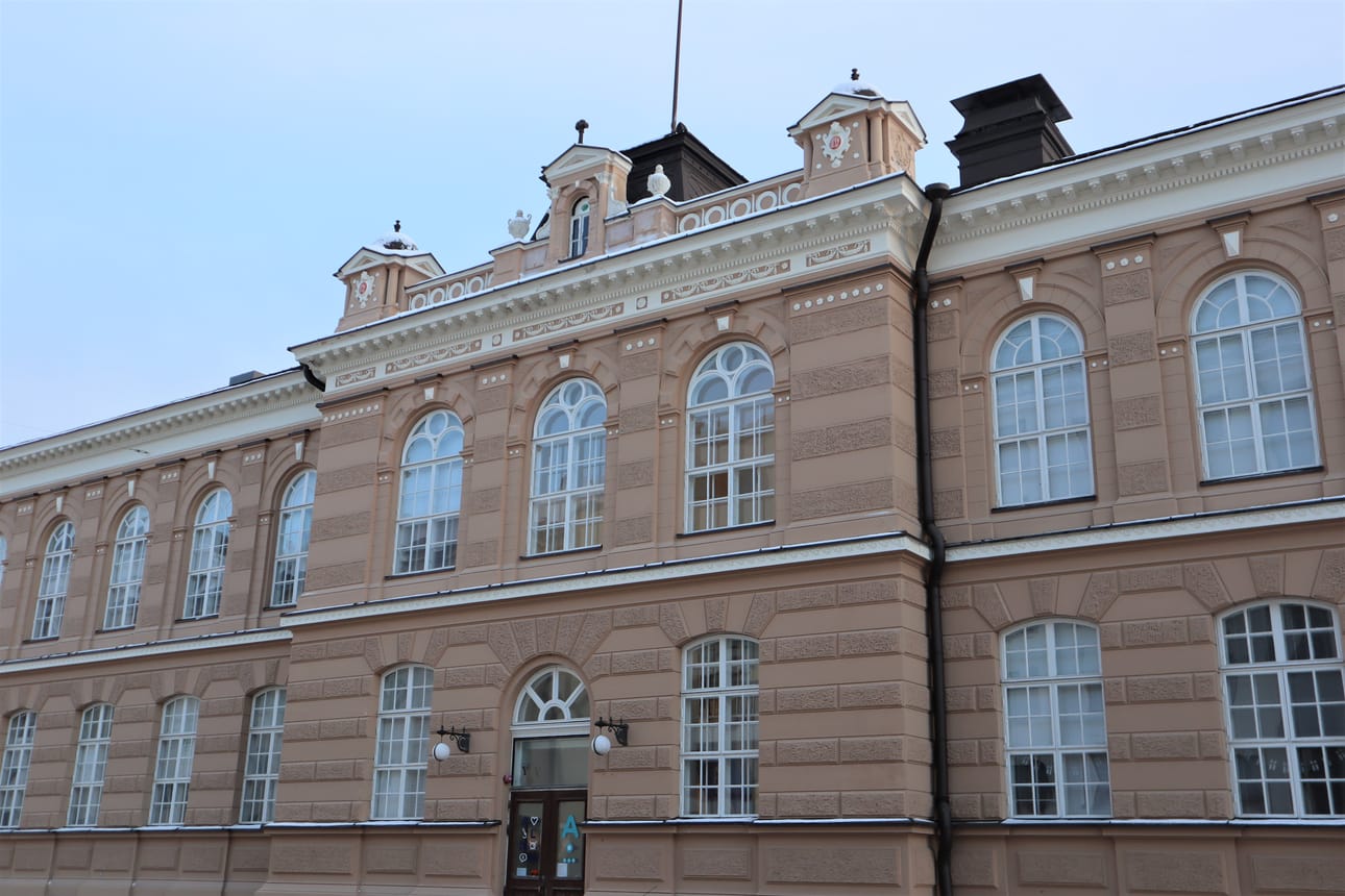 Raastuvankadun kansakoulun julkisivu palkittiin Pariisin maailmannäyttelyssä.