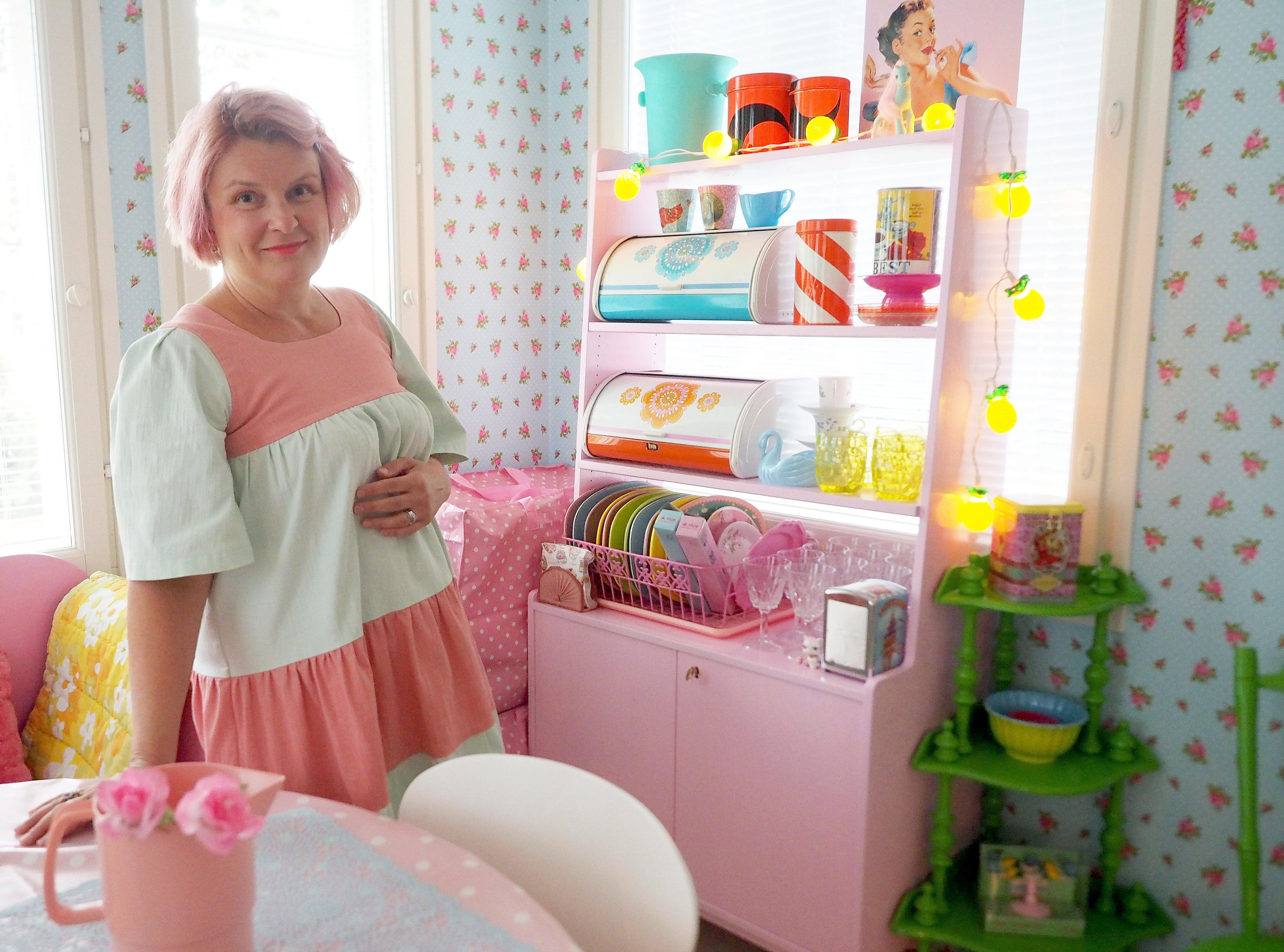 Tiina Inget-Luikun perheen koti on pullollaan iloisia värejä, retroa, kitschiä ja elämäniloa. Kitsch-tavaran tehtävä on tuottaa asukkaille hyvää mieltä.