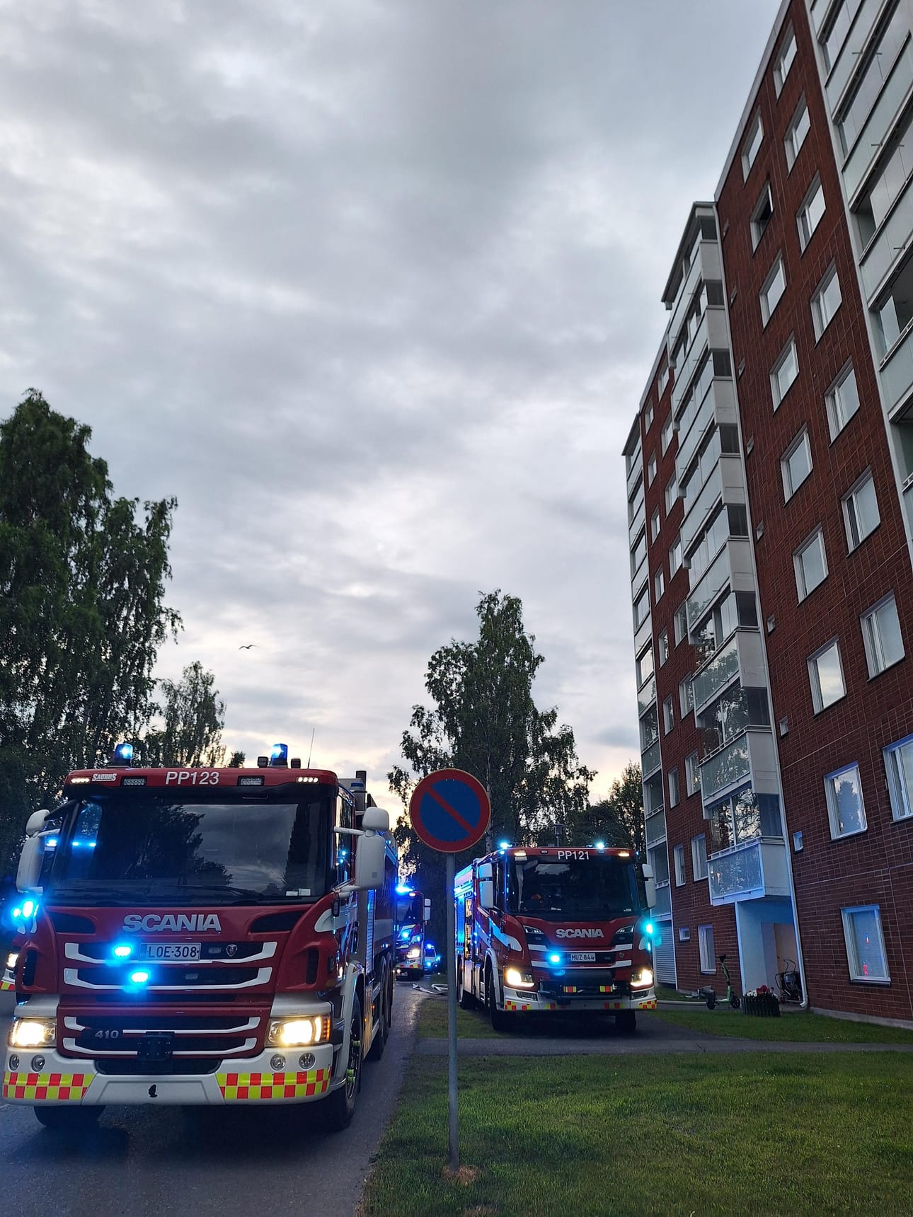 Tuiran Hartaantiellä sijaitsevassa kerrostalossa syttyi tulipalo.