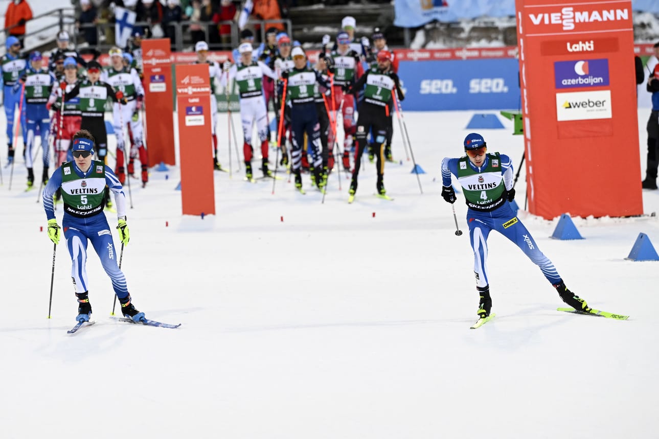 Otto Niittykoski ja Ilkka Herola lähtivät yhtä aikaa hiihto-osuudelle.