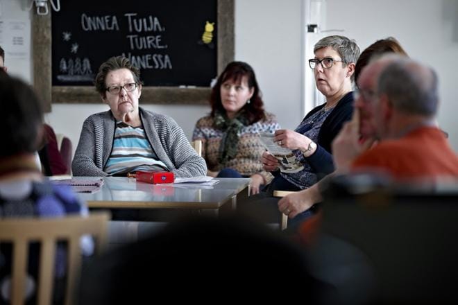 Liisa Laurila-Perälä (oikealla) halusi omaisten infossa tietää, ovatko Tepon tuvalla tehdyt korjausliikkeet esimerkiksi henkilökunnan mitoituksesta pysyviä vai tilapäisiä. Hänen äitinsä Elsa Laurila vasemmalla, ja taustalla Marja Niemi, jonka äiti Aili Koskiniemi asuu Tepon tuvalla. KUVA: TOMI KOSONEN