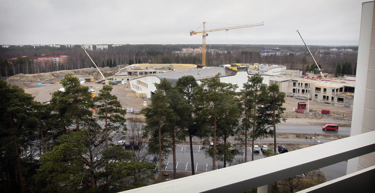 Kastellin monitoimitalon työmaalla on monta projektia yhtä aikaa meneillään. Työntekijöitä siellä on tällä hetkellä noin 110.