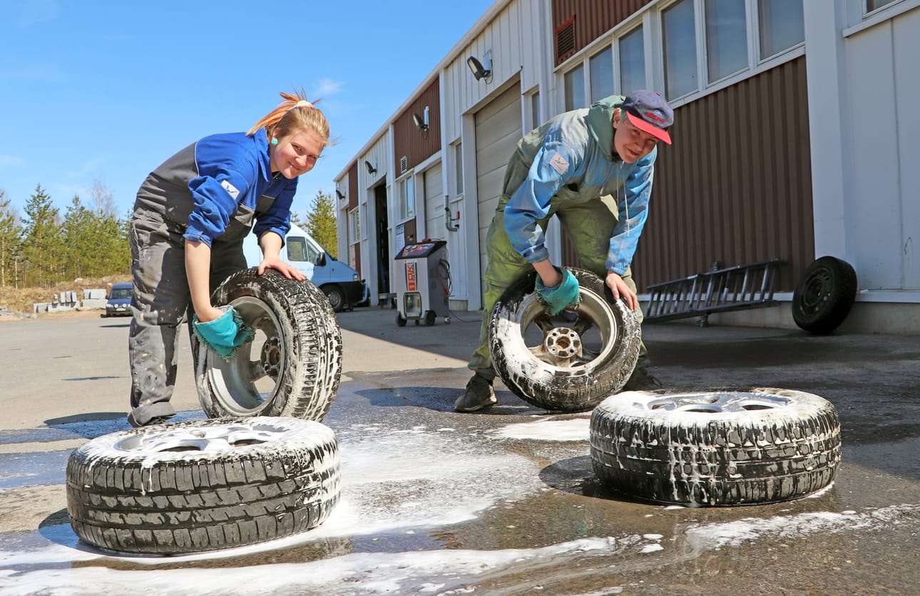 Timo Jämsällä ja Nanni Lasalalla on kokemusta kesätöistä ja tet-harjoitteluista useista Pudasjärven yrityksistä. Tänä kesänä kesätyöpaikka tuntui olevan kiven alla, mutta lopulta sinnikäs työnhaku tuotti tulosta. JP Automaalaamossa työnkuvaan on kuulunut muun muassa renkaiden ja autojen pesua sekä piha- ja järjestelytöitä.
