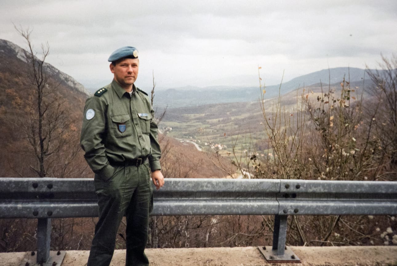 Kari Anttila toimi Kroatiassa sotilastarkkailijana 1995 – 1996. Taustalla olevissa maisemissa hän partioi usein ja merkitsi tapahtumia ylös yhdessä kollegojensa kanssa.