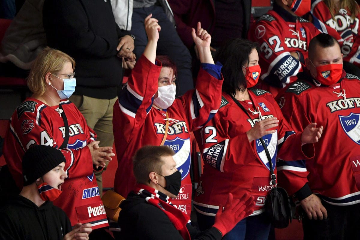 Kokoontumisrajoitukset puretaan koko Helsingin ja Uudenmaan sairaanhoitopiirin alueella. Kuvassa HIFK-faneja Helsingissä lokakuussa 2020. LEHTIKUVA / JUSSI NUKARI