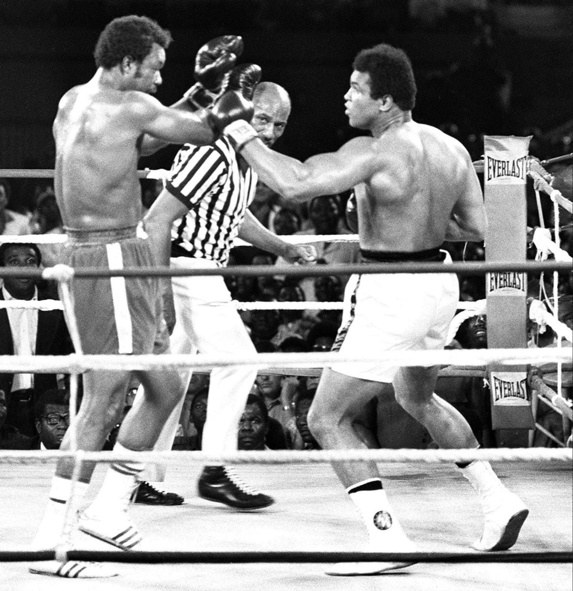 Raskaan sarjan ikoni Muhammad Ali (oik.) voitti vyön yhdestä nyrkkeilyhistorian kuuluisimmasta ottelusta, vuoden 1974 "Rumble in the Jungle" -kohtaamisesta George Foremanin kanssa. AFP / LEHTIKUVA