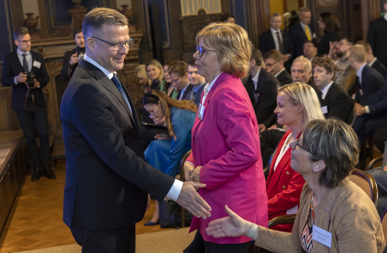 Hallituksenmuodostaja Petteri Orpo kätteli alkajaisiksi neuvotteluihin osallistuvien puolueiden puheenjohtajat Riikka Purran, Anna-Maja Henrikssonin ja Sari Essayahin.
