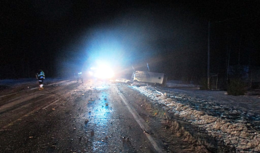 Kolme ihmistä kuoli rajussa öisessä nokkakolarissa Kiteellä. Poliisin kuva turmapaikalta.