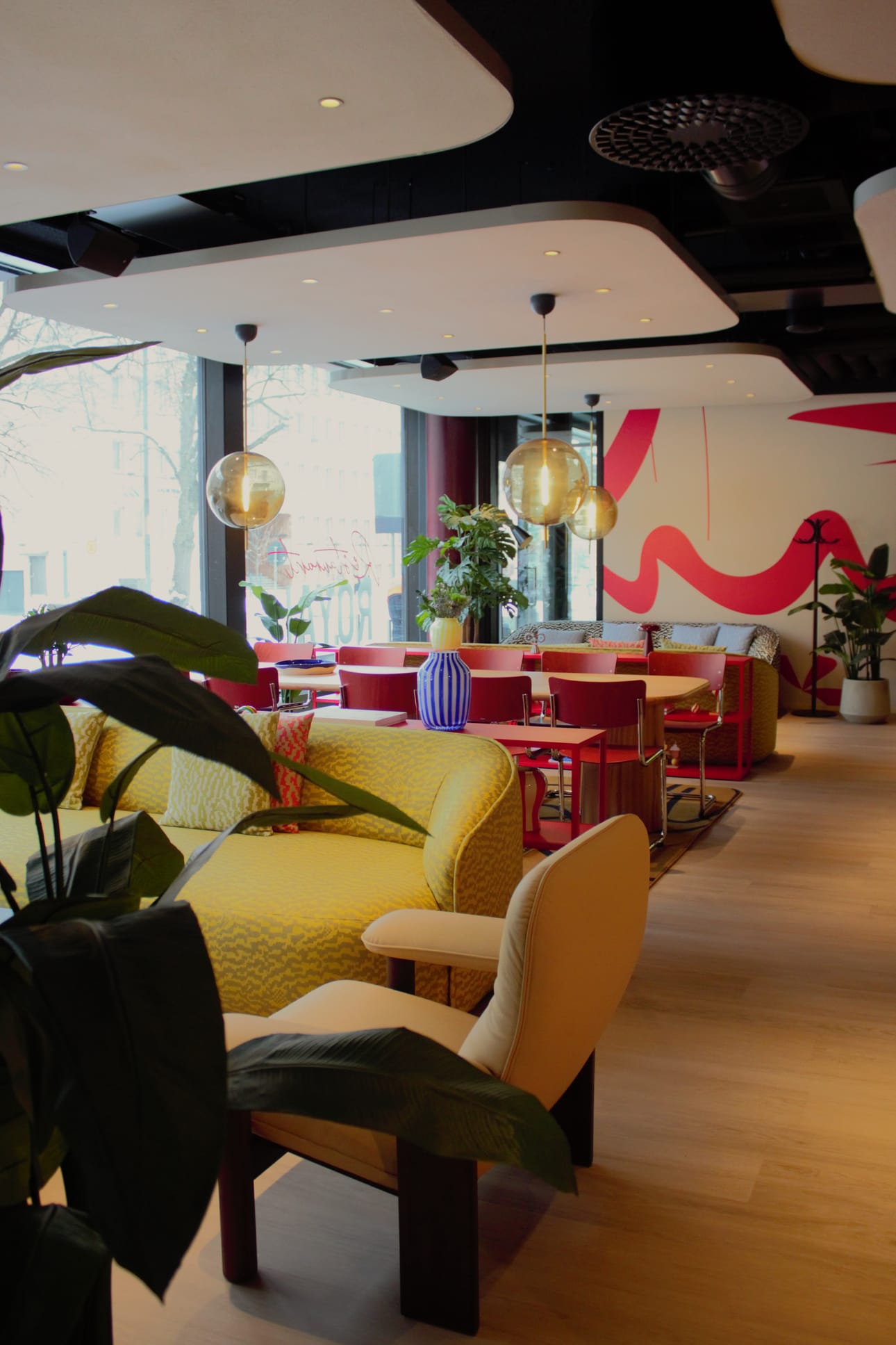 Aulan ja ravintoloiden yhteydessä on myös lounge-tila, johon voi tulla työskentelemään tai lasilliselle.